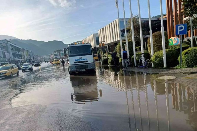 Büyükşehir Ekiplerinden Taşkınlara Müdahale