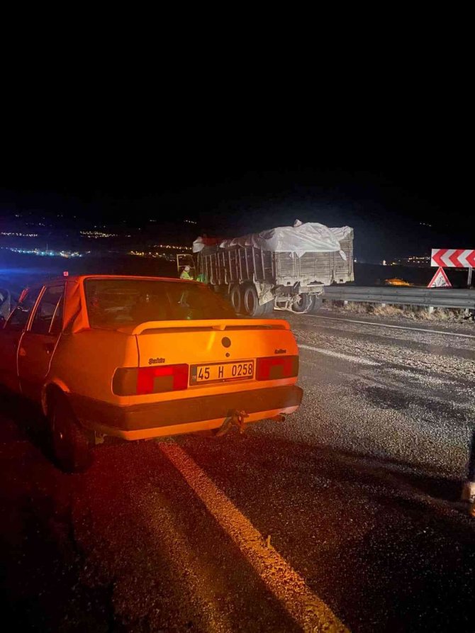 Kamyona Arkadan Çarpan Otomobildeki 2 Kişi Yaralandı
