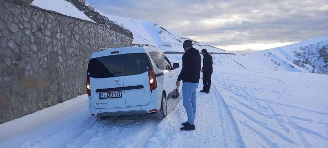 Karlı Nemrut Dağı Zirvesine Çıkan Vatandaşlar Saatlerce Mahsur Kaldı