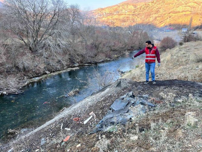 Şemdinli’de Dere Yatağında Çöp Ve Kömür Külü Kirliliği