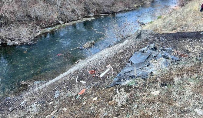 Şemdinli’de Dere Yatağında Çöp Ve Kömür Külü Kirliliği