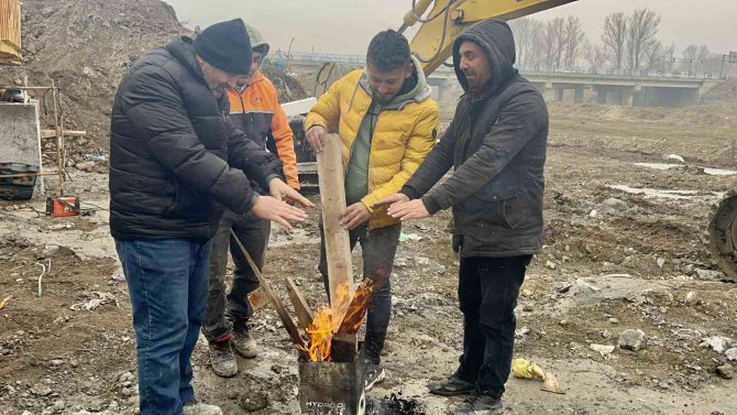 Dondurucu Soğukta Çalışan İşçiler Ateş Yakıp Isındı