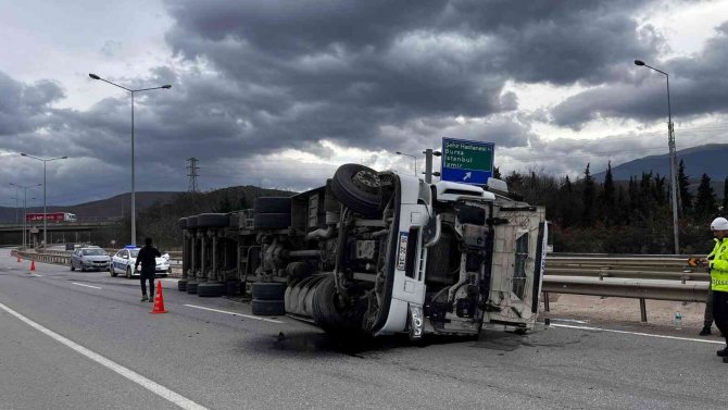 Bursa’da Devrilen Tırın Sürücüsü Yaralandı
