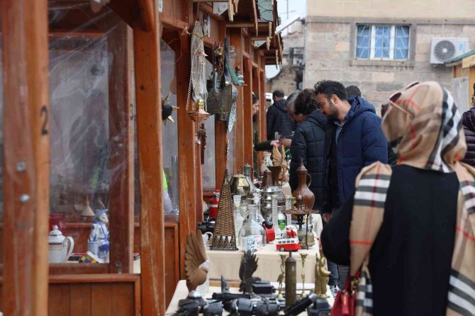 Antika Pazarı Yine Farklı Yine Canlı