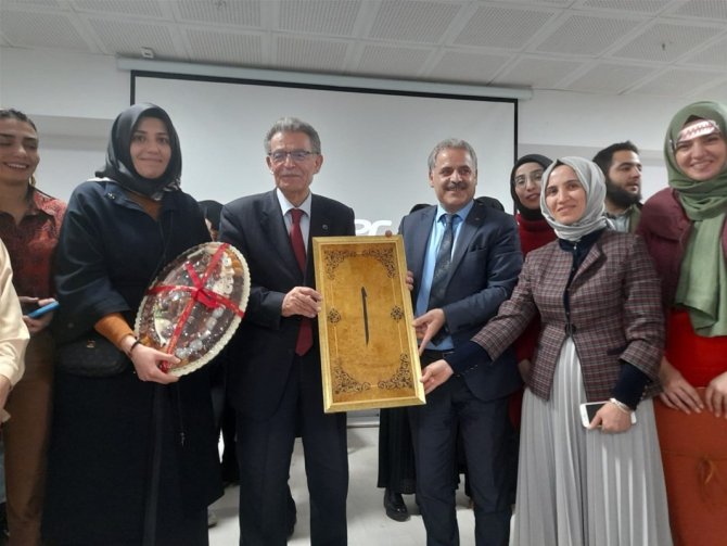 Eski Bakan Güçlü’den Öğrencilere Tavsiyeler