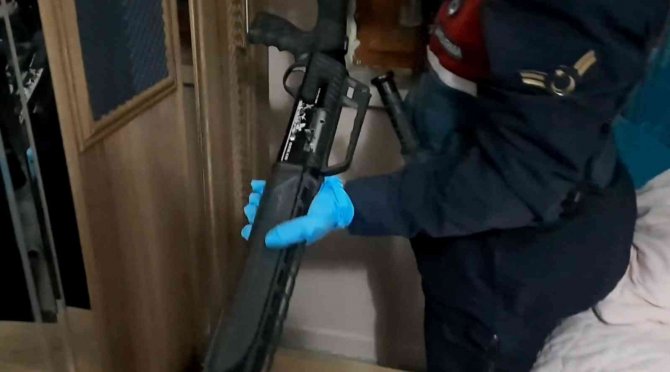 Kanepeden Esrar, Gardıroptan Tüfek Çıktı