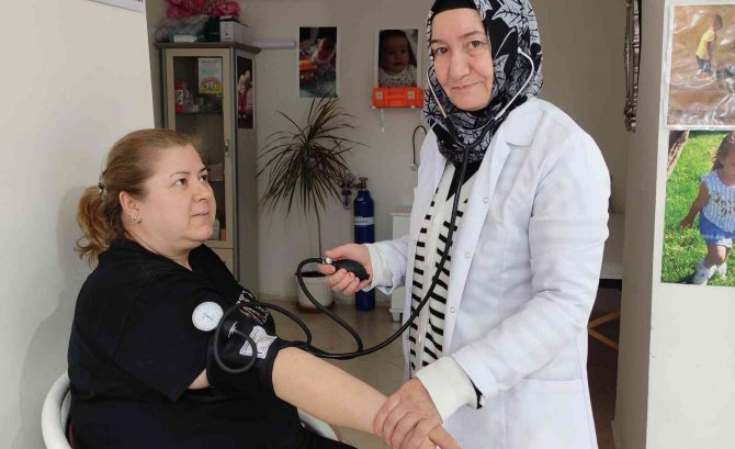 Emekli Hemşire Hastaların Hayatlarından Aldığı İlham İle Yüzlerce Şiir Yazdı