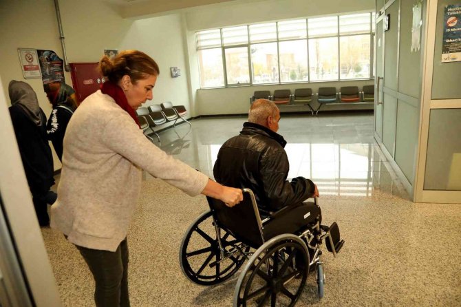 Van Büyükşehir Belediyesinden Engelli Vatandaşlara Medikal Malzeme Desteği