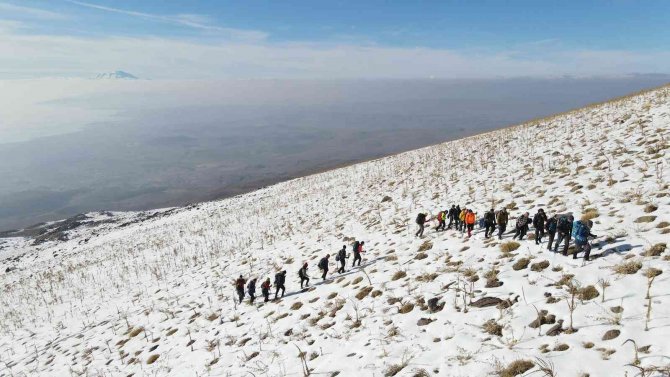 Vangölü Aktiviteleri Derneği Üyeleri Esrük Dağı’na Tırmandı