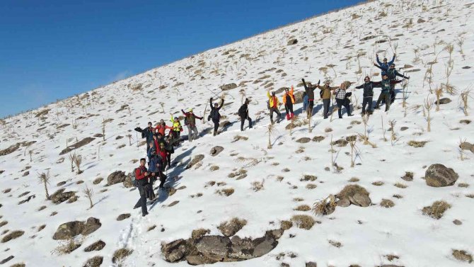 Vangölü Aktiviteleri Derneği Üyeleri Esrük Dağı’na Tırmandı