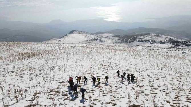 Vangölü Aktiviteleri Derneği Üyeleri Esrük Dağı’na Tırmandı