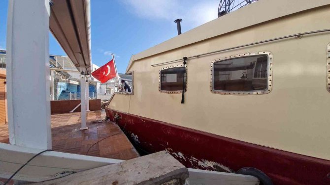 Yüzer Disko Catamaran İçin Kurtarma Çalışması Yapılıyor