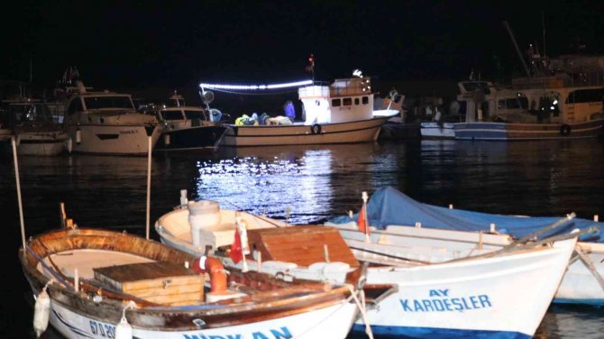 Balıkçı Teknesinden Düşen Tayfayı Arama Çalışmaları Sürüyor