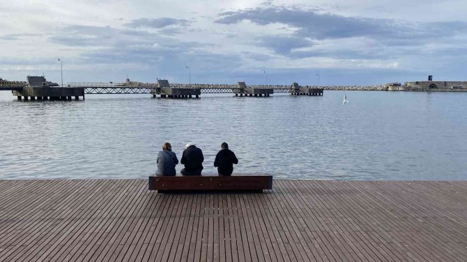Termometreler 17 Dereceyi Gösterdi, Vatandaşlar Sahile Akın Etti