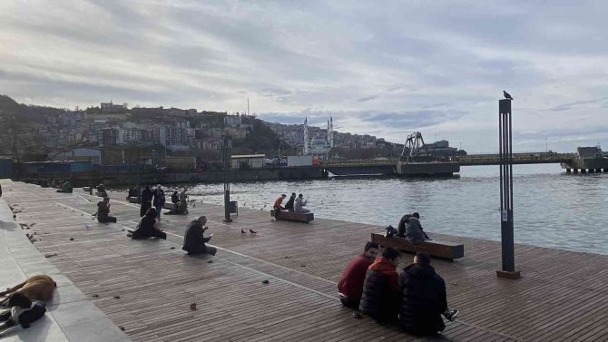 Termometreler 17 Dereceyi Gösterdi, Vatandaşlar Sahile Akın Etti