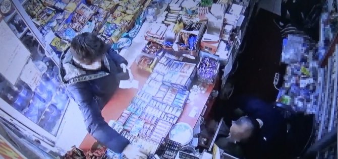 Akılalmaz Hırsızlık Kamerada; Önce Kendisine Uzatılan Ekmeği Yedi, Sonra Markette Hırsızlık Yaptı
