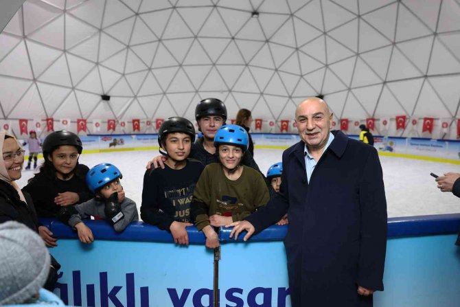 Çocukların Kış Eğlencesi Ahmet Çalık Buz Pateni Pisti