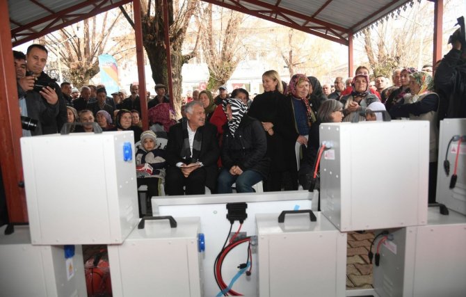 Başkan Karalar, Tufanbeyli’de Güneş Enerjisi Paneli Dağıttı