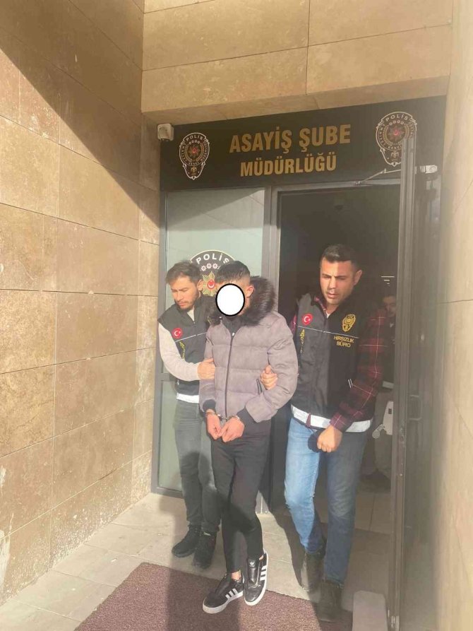 Afyonkarahisar’da Çalmadık Akü Bırakmadılar