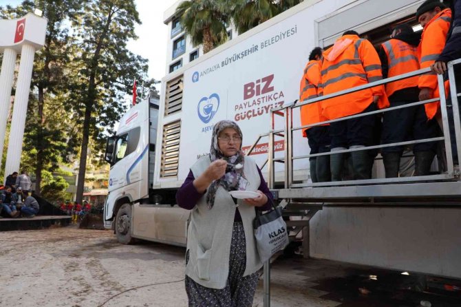 Büyükşehir Kumluca’da Seferberlik Başlattı