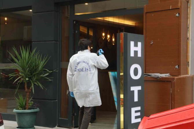 Otel Odasında Başına Ateş Edilmiş Halde Ölü Bulundu