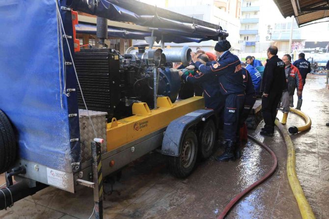 Selin Vurduğu Yer Altı Otoparkındaki 245 Araç İçin Su Tahliyesi Yapılıyor