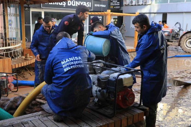 Selin Vurduğu Yer Altı Otoparkındaki 245 Araç İçin Su Tahliyesi Yapılıyor