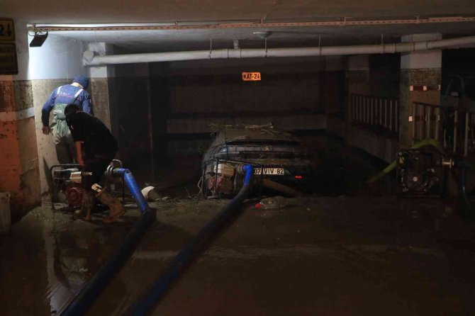 Selin Vurduğu Yer Altı Otoparkındaki 245 Araç İçin Su Tahliyesi Yapılıyor