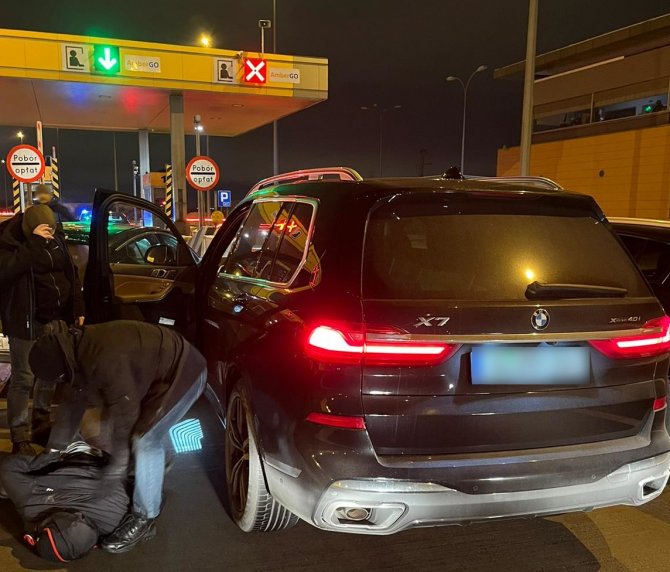 Berlin’de Çalınan Çin Büyükelçiliği’ne Ait Araç Polonya’da Ele Geçirildi
