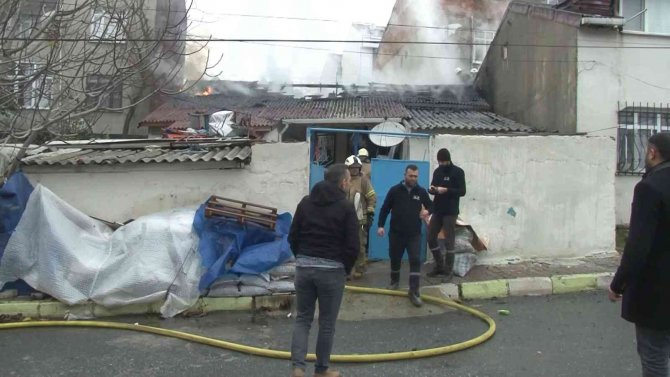 Arnavutköy’de Gecekondu Da Korkutan Yangın