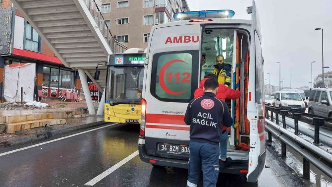 Durakta Yolcu Alan Otobüse Makas Atmaya Çalışırken Zincirleme Kaza Meydana Geldi: 3 Yaralı