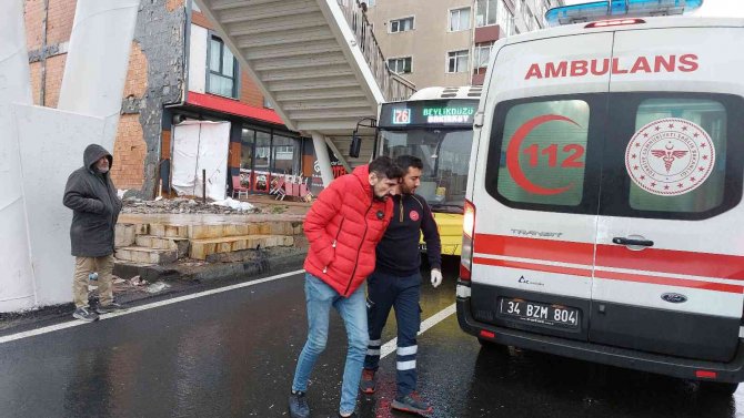 Durakta Yolcu Alan Otobüse Makas Atmaya Çalışırken Zincirleme Kaza Meydana Geldi: 3 Yaralı