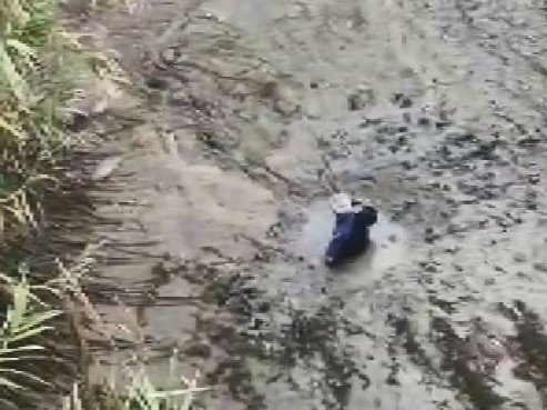 Balık Yakalarken, Çamura Saplandı