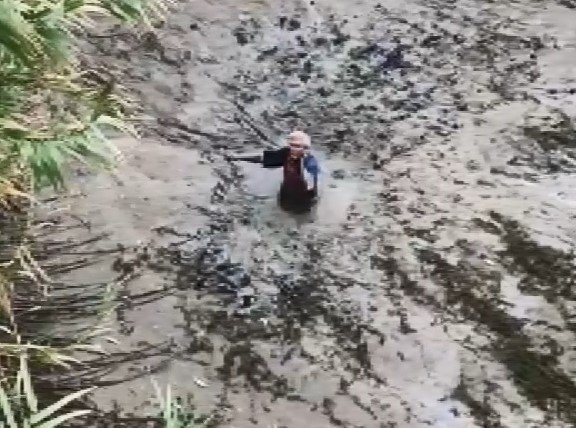 Balık Yakalarken, Çamura Saplandı