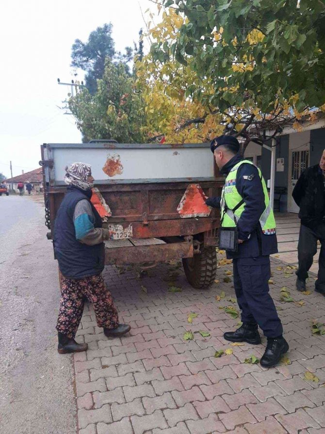 Jandarma Traktör Sürücülerini Bilgilendirdi