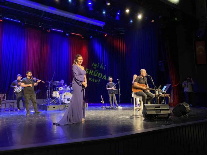 Eda Ve Metin Özülkü Çifti Üsküdar’da 90’lar Rüzgarı Estirdi