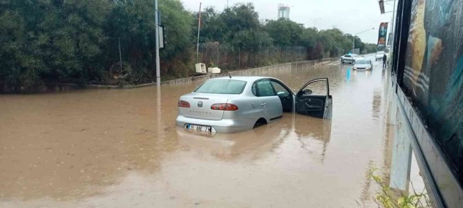 İ̇zmir’de Selde Araçlar Mahsur Kaldı
