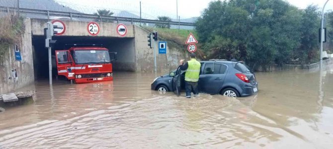 İ̇zmir’de Selde Araçlar Mahsur Kaldı