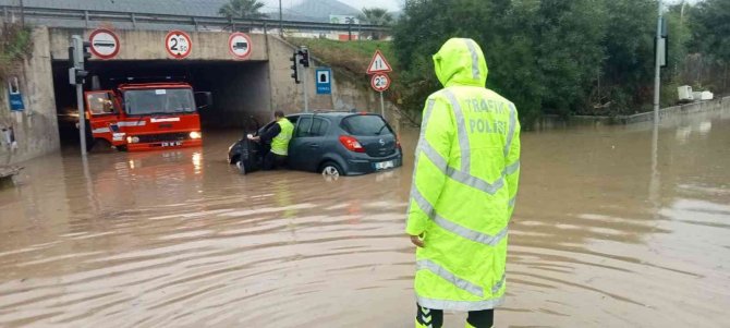 İ̇zmir’de Selde Araçlar Mahsur Kaldı