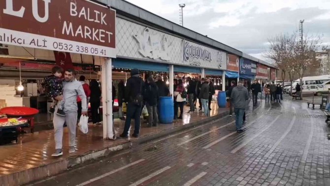 Bandırma Balık Halinde Hareketlilik Dikkat Çekiyor