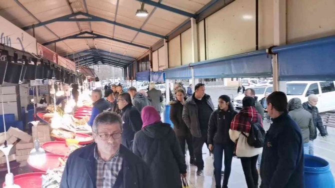 Bandırma Balık Halinde Hareketlilik Dikkat Çekiyor