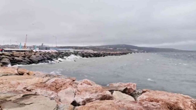 Bandırma’da Fırtına Hayatı Olumsuz Etkiliyor
