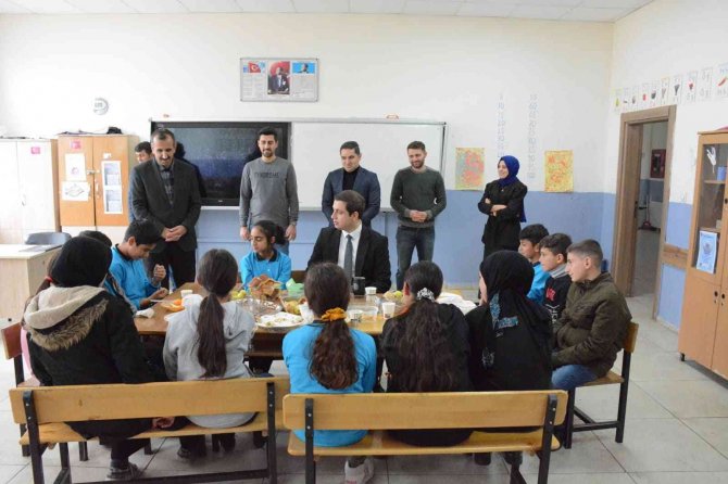 Yedisu Kaymakamı Başar, Öğle Yemeğini Okulda Öğrencilerle Birlikte Yedi