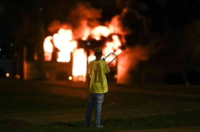 Brezilya’da Bolsonaro Destekçileri, Park Halindeki Araçları Ateşe Verdi