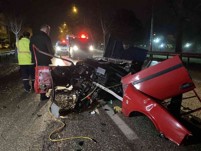 Bursa’da Belediye Otobüsüne Çarpan Otomobil İkiye Bölündü: 1 Ölü