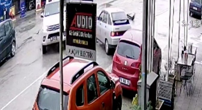 Bursa’da Kamyonet İle Otomobilin Çarpıştığı Kaza Kamerada