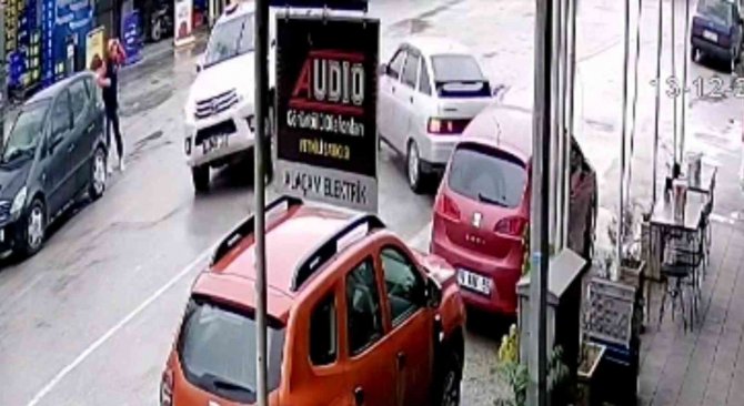 Bursa’da Kamyonet İle Otomobilin Çarpıştığı Kaza Kamerada