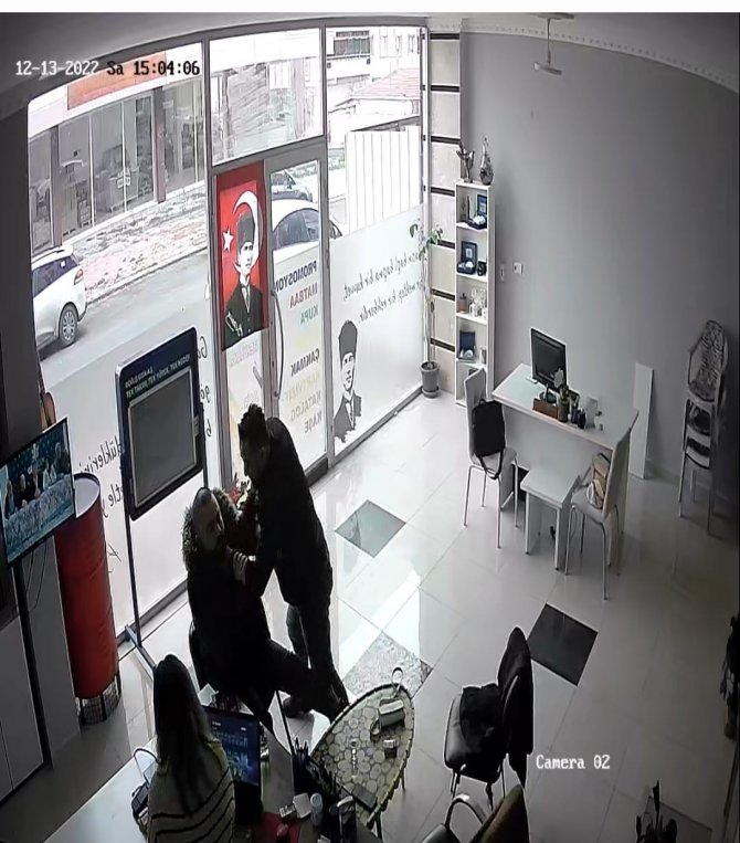 Chp’li Yöneticiden Gazeteciye Yumruklu Saldırı Kamerada