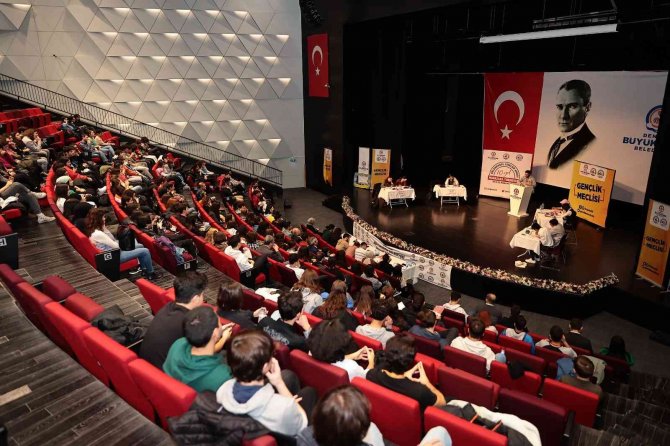 Münazara Turnuvasında Gençler Kıyasıya Yarıştı