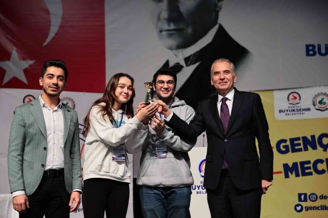 Münazara Turnuvasında Gençler Kıyasıya Yarıştı